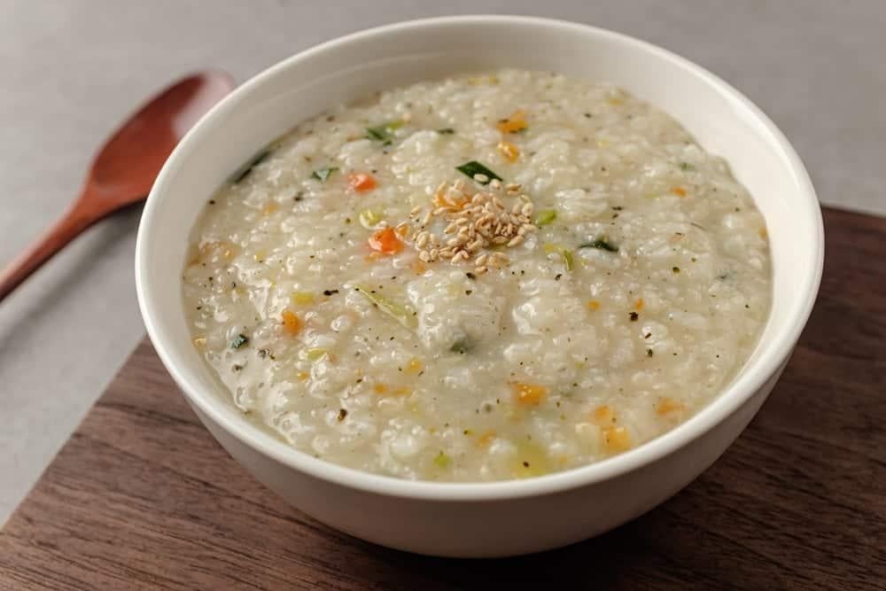Cách nấu cháo lươn cho bé với cà rốt, đậu Hà Lan