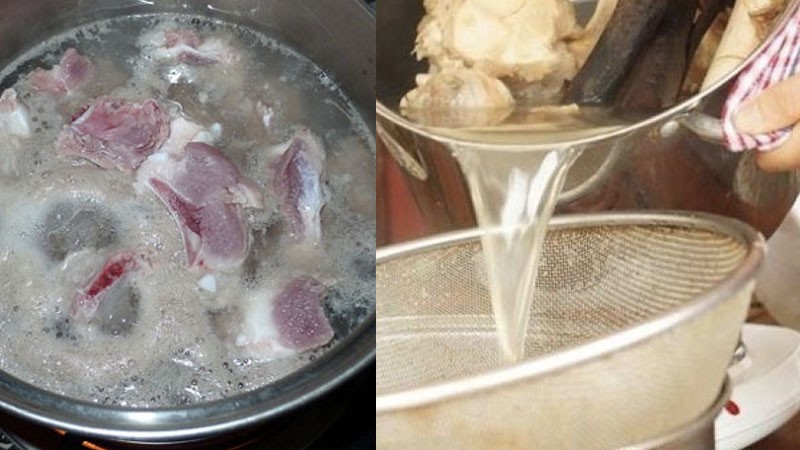 Lọc nước hầm xương heo để nấu cháo phô mai bí đỏ