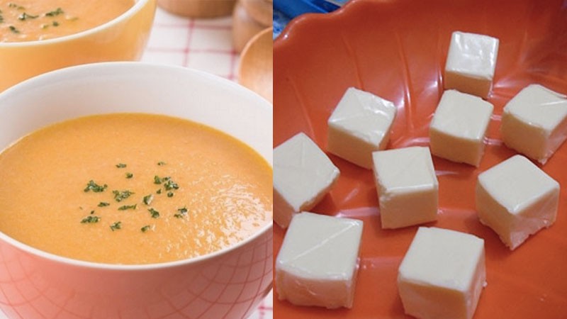 Nấu cháo phô mai bí đỏ trên bếp
