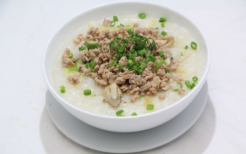 Bát cháo thịt bằm nóng hổi được nấu bằng nồi cơm điện thơm ngon