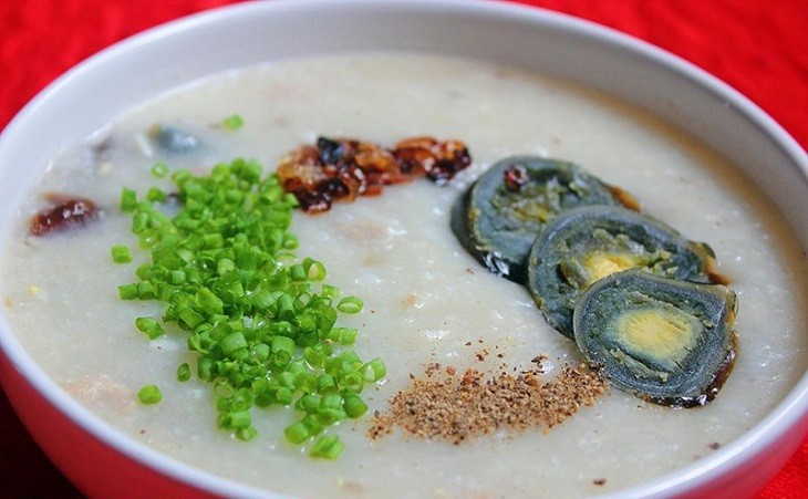Thành phẩm món cháo trứng bắc thảo thịt bằm thịt heo thơm ngon