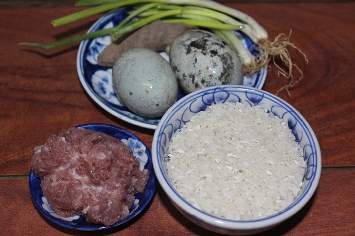 Nguyên liệu chính chuẩn bị cho món cháo trứng bắc thảo thịt bằm thịt heo
