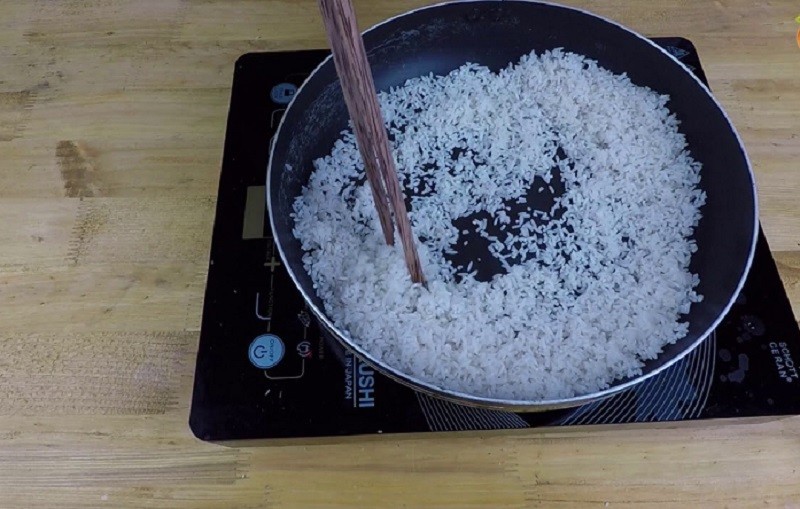 Gạo đã vo sạch chuẩn bị nấu cháo thịt gà bí đỏ cho bé