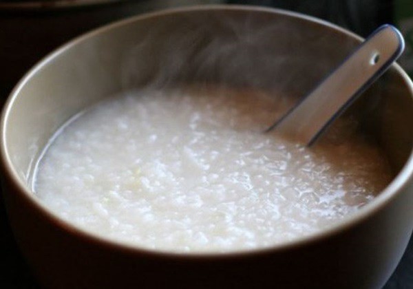 Cháo trắng nấu cho bé
