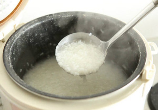 Nấu cháo trắng bằng nồi cơm điện