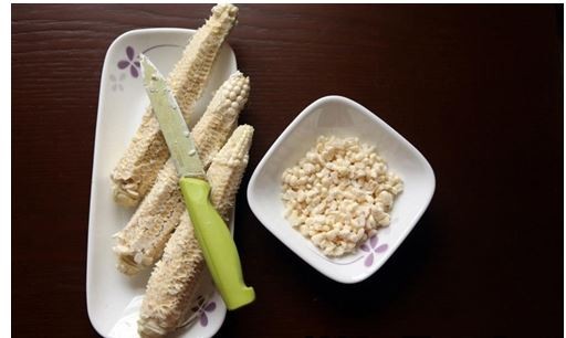 Hạt bắp nếp non đang được luộc kỹ trong nồi để đạt độ mềm dẻo hoàn hảo