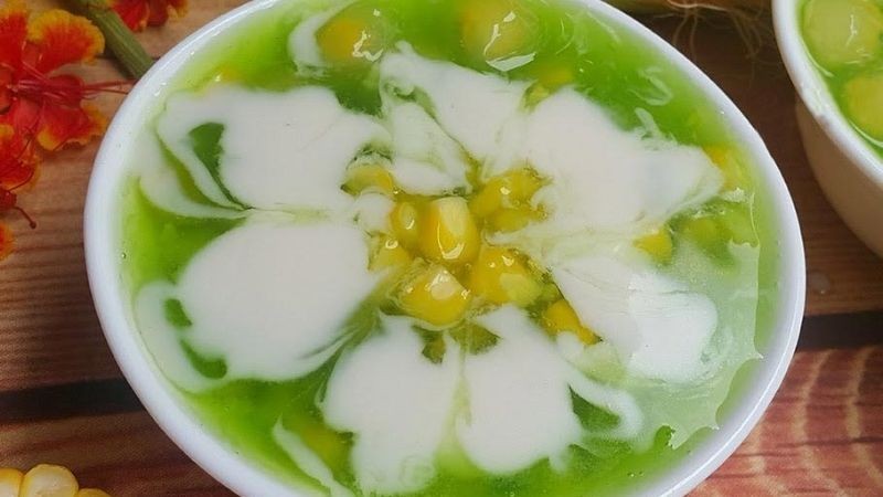 Chén chè bắp lá dứa hoàn chỉnh với nước cốt dừa và trân châu bắp