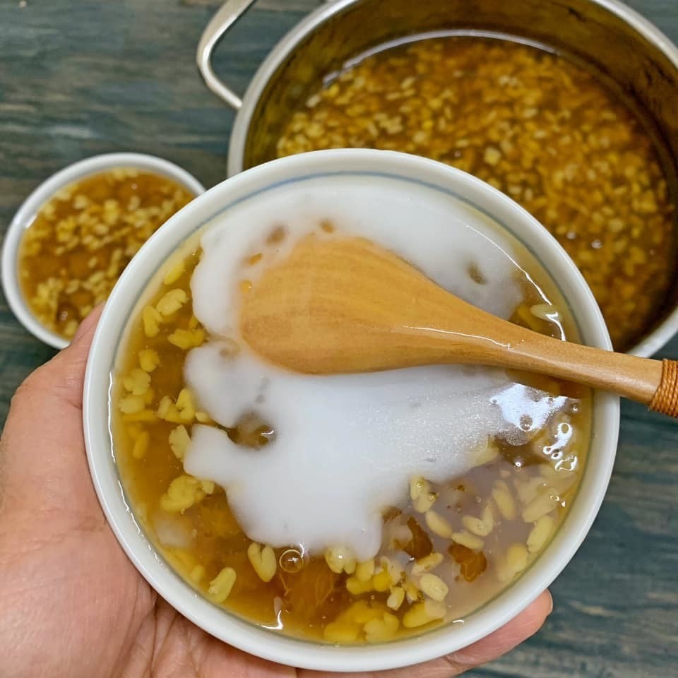 Bát chè bưởi cực ngon đã hoàn thành với nước cốt dừa béo ngậy và cùi bưởi giòn sần sật, sẵn sàng thưởng thức.
