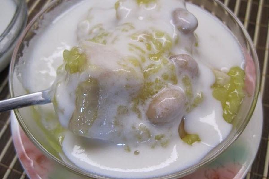 Bát chè đậu trắng khoai môn mềm dẻo, mang hương vị đặc trưng của cách nấu chè đậu trắng sáng tạo
