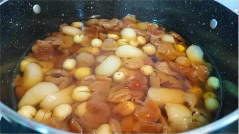 Hoàn thành món chè nhãn nhục củ năng hạt sen thanh mát