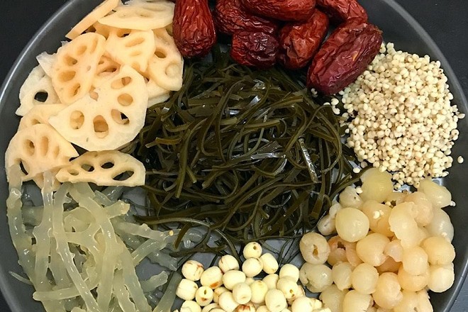 Sơ chế và ngâm các loại hạt, củ sen cho món chè nhãn nhục táo đỏ củ năng