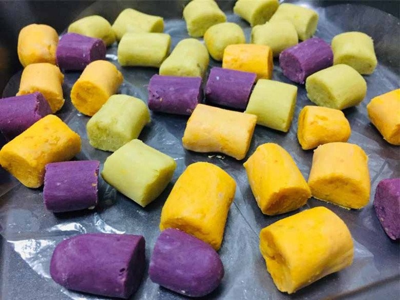 Tạo hình viên khoai dẻo thành các đoạn dài, chuẩn bị cắt nhỏ