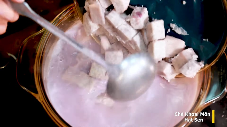 Thêm bột báng và bột khoai vào nồi