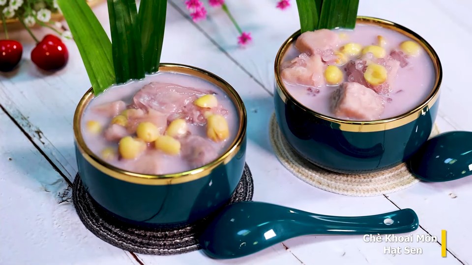 Hoàn thành món chè khoai môn hạt sen