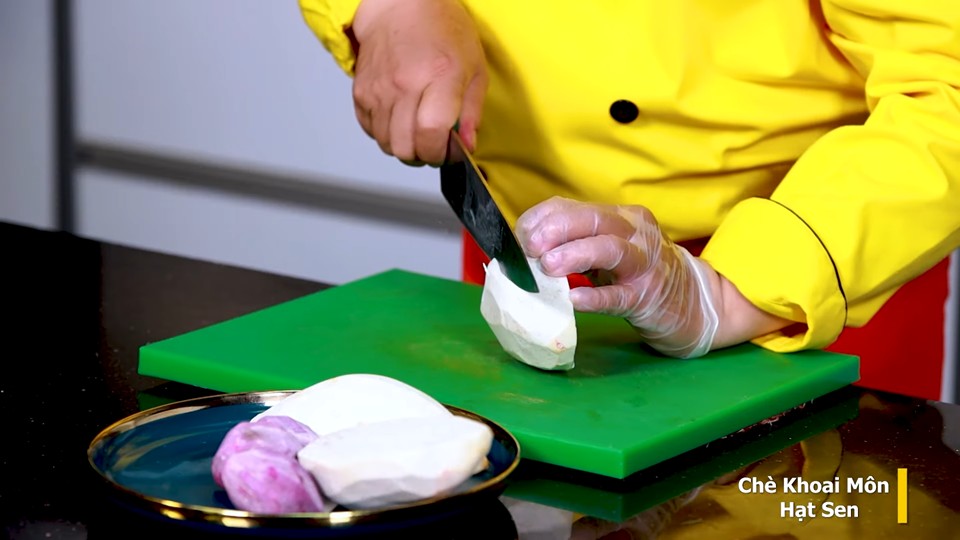 Hạt sen ngâm và làm sạch