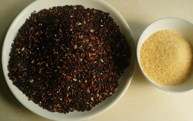 Thành phẩm chè nếp cẩm đậu xanh sau khi nấu bằng nồi cơm điện
