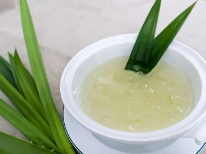 Quy trình nấu chè nha đam với bột sắn dây đang được thực hiện trong nồi