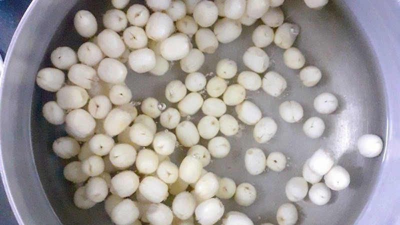 Hướng dẫn luộc hạt sen mềm bở và ngấm đường cho món chè sen nhãn dừa