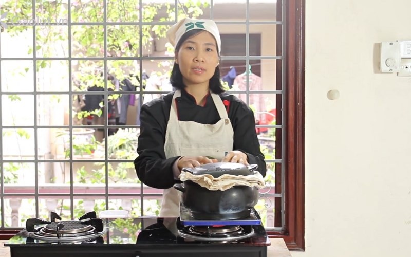 Đặt lá chuối tươi lên miệng nồi đất khi nấu cơm gạo lứt để giữ nhiệt tốt hơn
