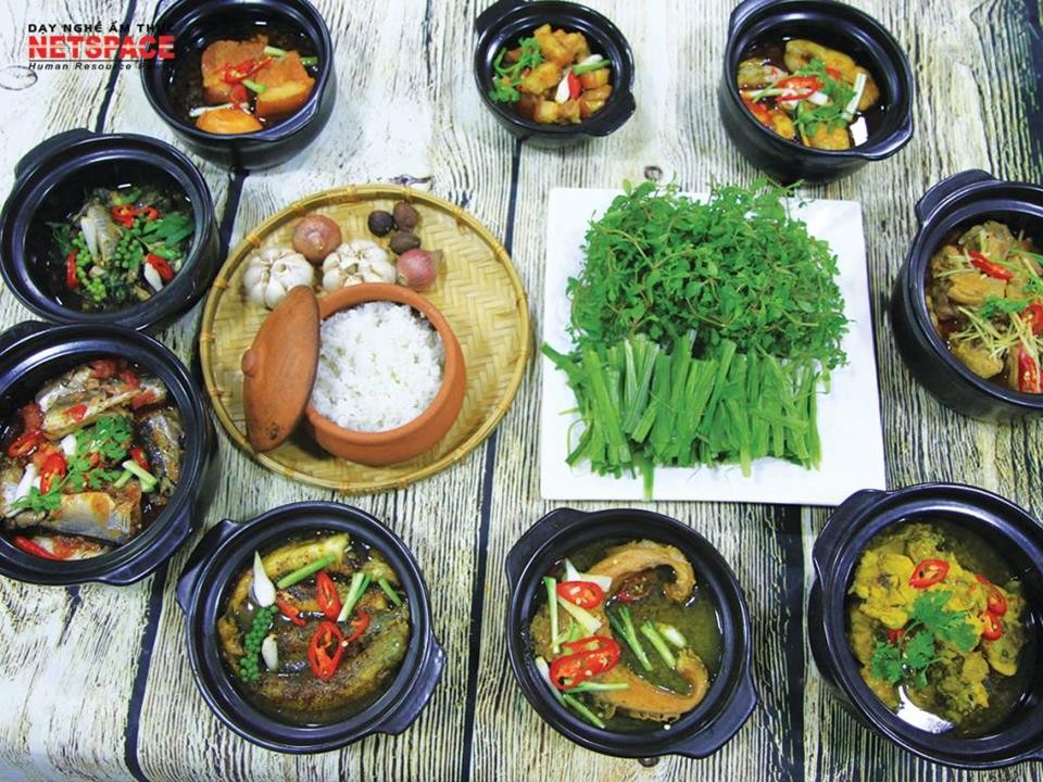 Niêu cơm truyền thống đang được xới ra bát, kèm lớp cơm cháy giòn rụm
