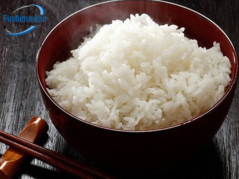 lấy cơm ra khỏi tủ nấu