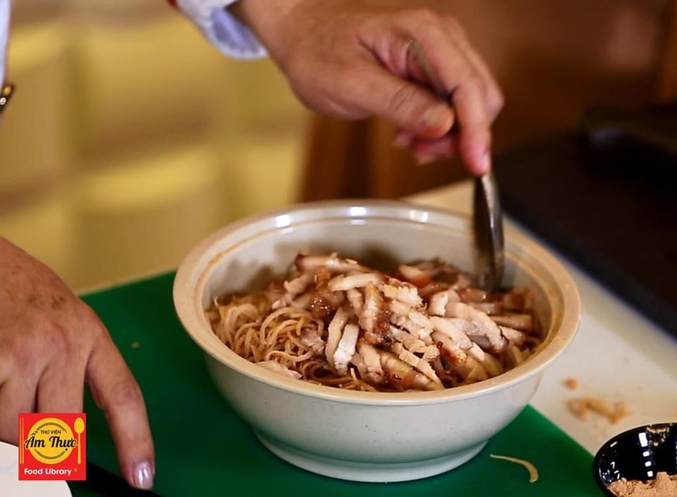 Thịt ba chỉ khìa và bì heo trộn thính chuẩn bị cho món cơm tấm sườn.
