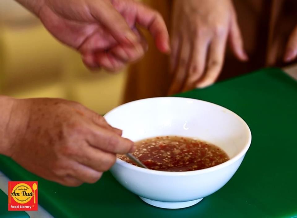 Nước mắm chấm cơm tấm sườn chua ngọt, chuẩn vị.