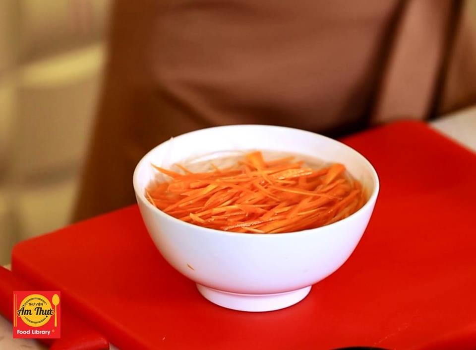 Đồ chua giòn ngon, giúp cân bằng hương vị cho món cơm tấm sườn.