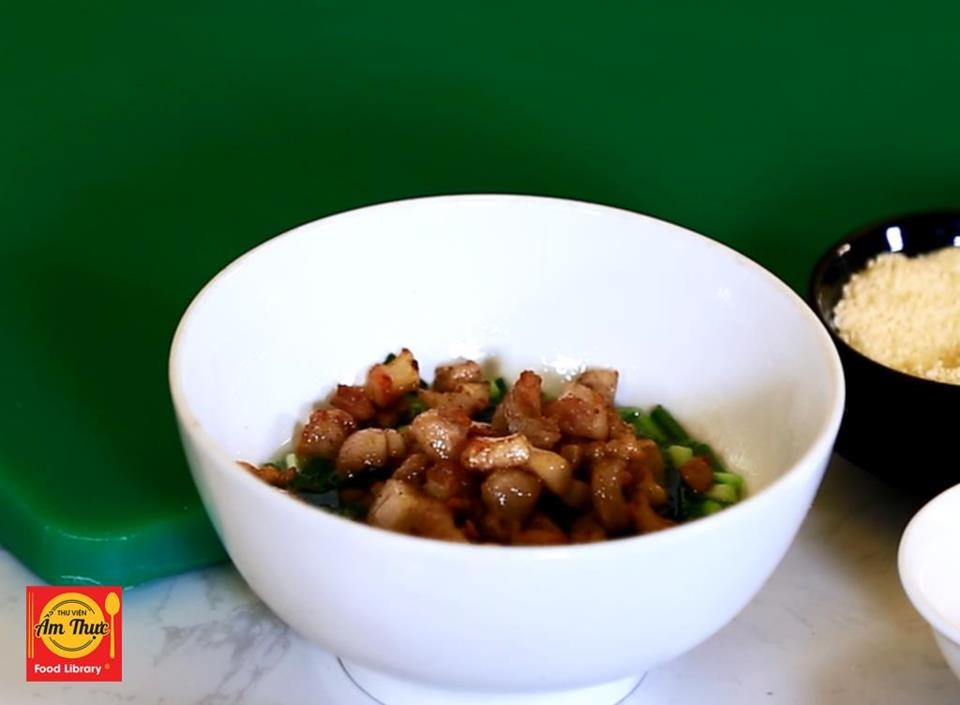 Mỡ hành xanh mướt, rưới lên dĩa cơm tấm sườn tăng thêm hương vị hấp dẫn.