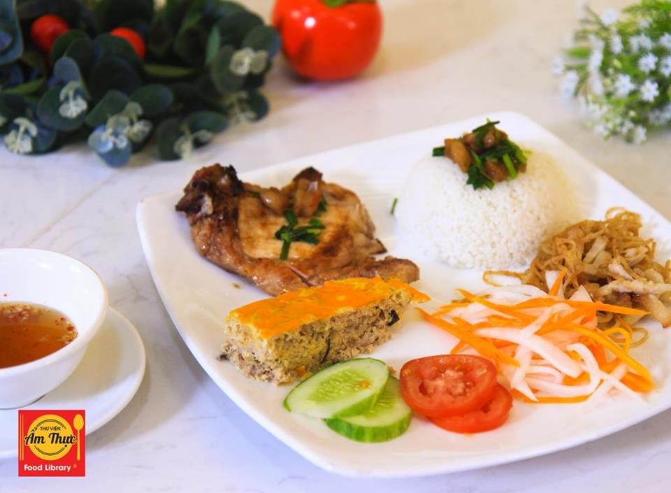 Một dĩa cơm tấm sườn bì chả hoàn chỉnh, sẵn sàng để thưởng thức.