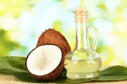 Cho dầu dừa vào lọ và sử dụng dần