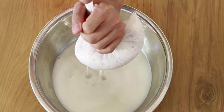 Vắt nước cốt dừa chuẩn bị cho cách nấu dầu dừa đơn giản