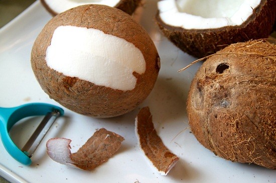 Sơ chế dừa trước khi ép dầu bằng máy