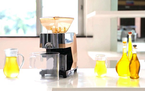 Dùng máy ép dầu để chiết xuất dầu dừa dễ dàng