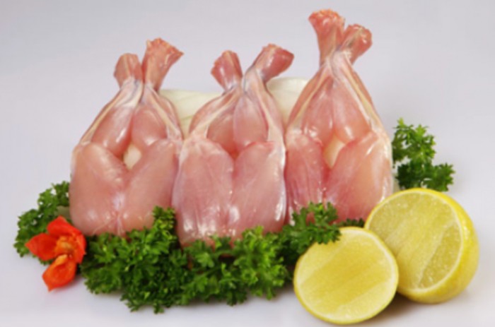 Thịt ếch tươi sống với da màu vàng nâu, săn chắc, cung cấp nguồn protein và nhiều dưỡng chất thiết yếu cho món ếch xào măng chua.