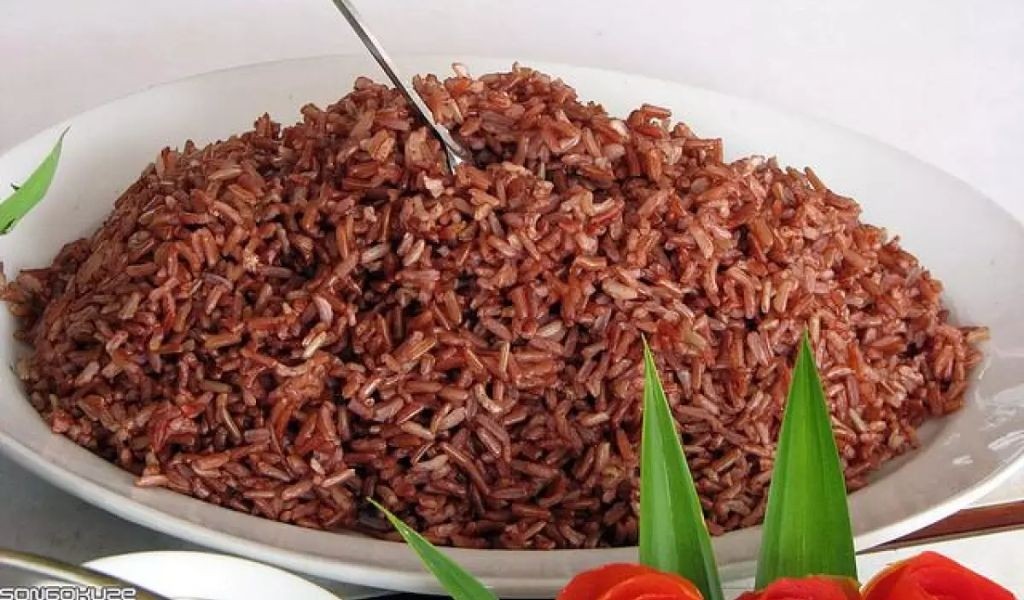 Gạo lứt huyết rồng đang ngâm trong bát thủy tinh với nước