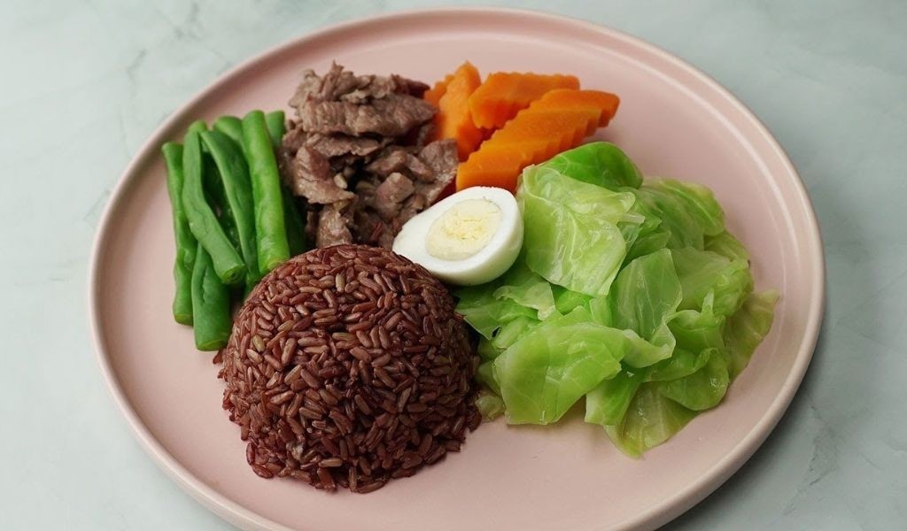 Gạo lứt huyết rồng khô trong bát gỗ và bát nhỏ hạt dinh dưỡng
