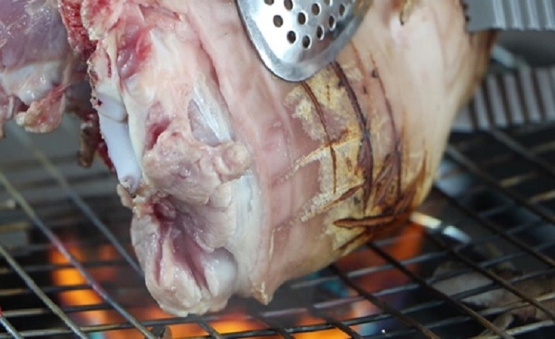 Chân giò lợn được thui vàng đều trước khi chế biến món rượu mận