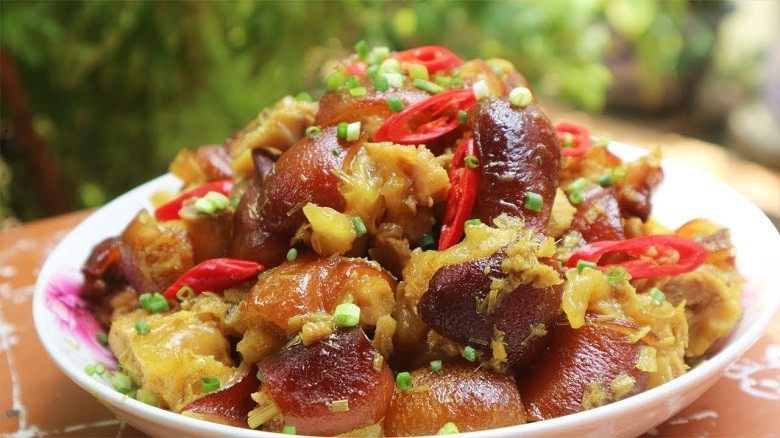 Món thịt lợn nấu rượu mận đã hoàn thành, sẵn sàng để thưởng thức
