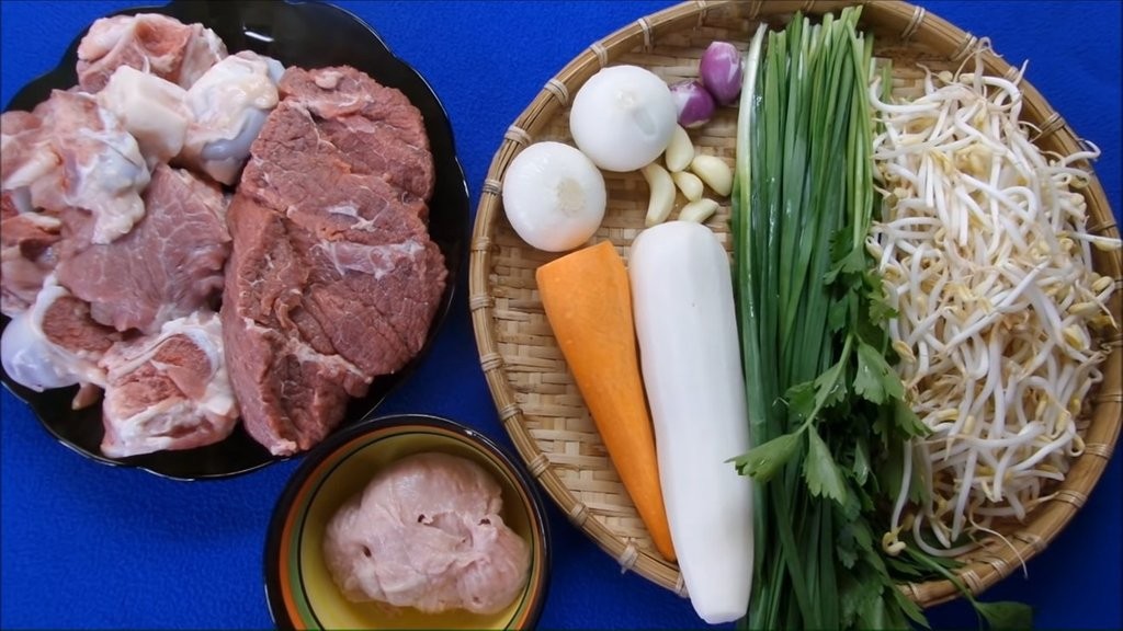 Sơ chế thịt bò và rau củ chuẩn bị cho món hủ tiếu