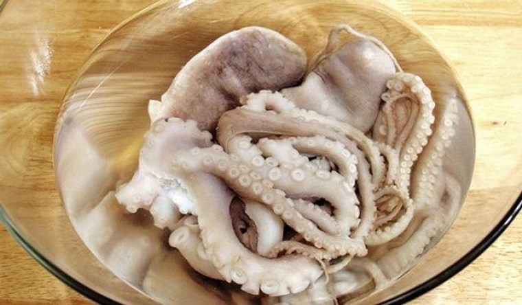 Sơ chế và chuẩn bị các nguyên liệu nấu bạch tuộc nhúng mẻ