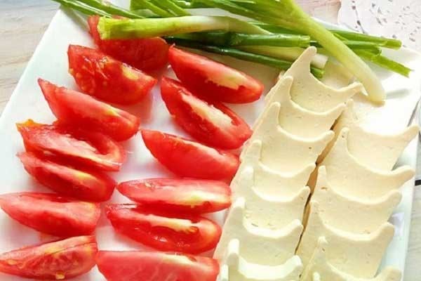 Nồi nước lẩu cá bò da chua cay đang sôi sùng sục, thơm lừng