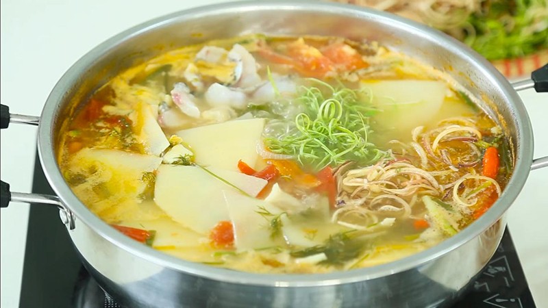 Thành phẩm lẩu cá diêu hồng măng chua nóng hổi, hấp dẫn đã hoàn thành