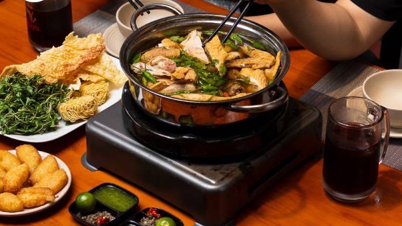 Lẩu gà chanh ớt thích hợp để thưởng thức trong những bữa tiệc liên hoan gia đình