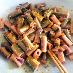 Ướp lươn với gia vị, bí quyết để có món lẩu lươn miền Tây đậm đà