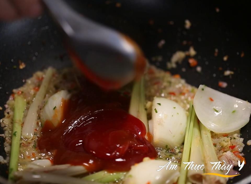 Thêm tương ớt và tương cà vào chảo hương liệu đang xào để tạo màu sắc và hương vị đậm đà cho nước lẩu chua cay