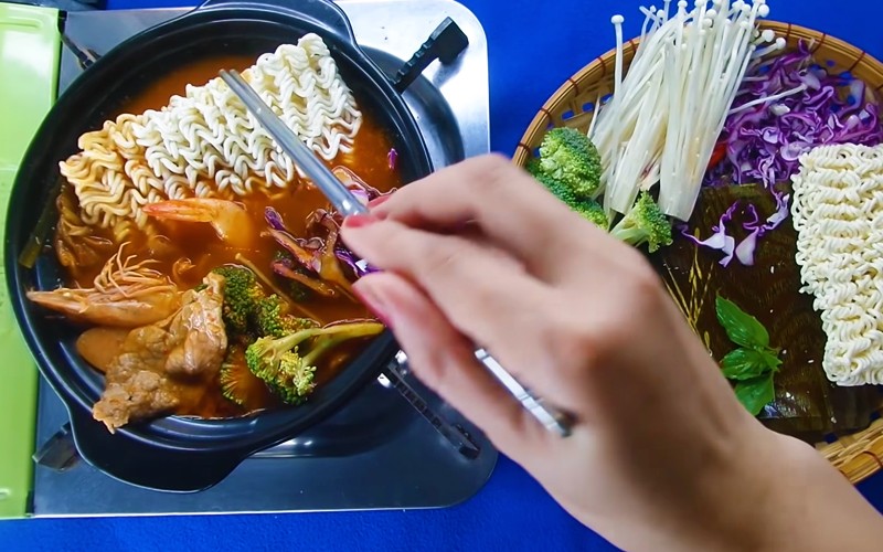 Hoàn thành món mì cay hải sản Hàn Quốc