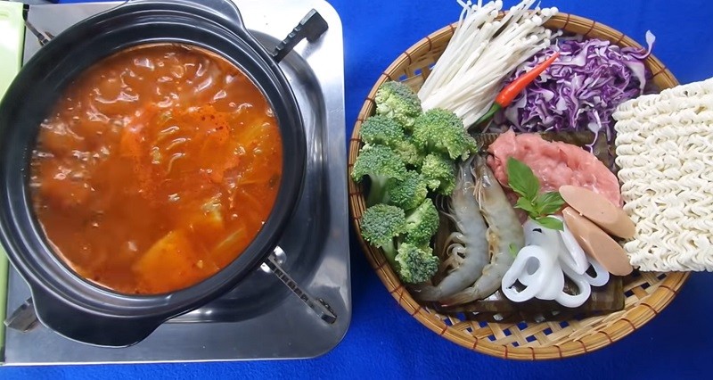 Nồi nước dùng cay nồng đang được nấu sôi, là bí quyết cho món mì cay Omega