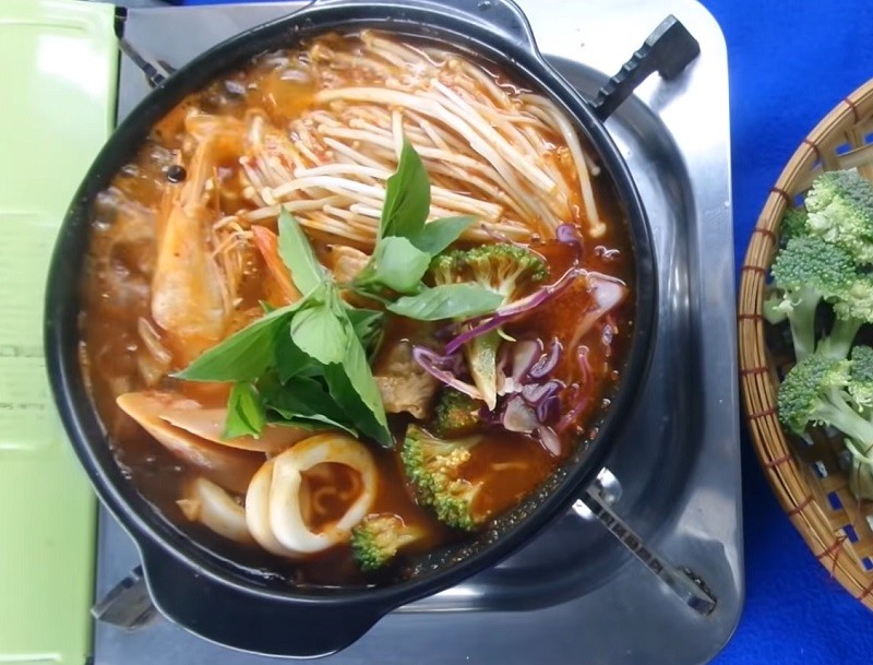 Tô mì cay Omega thành phẩm hấp dẫn với hải sản và rau tươi