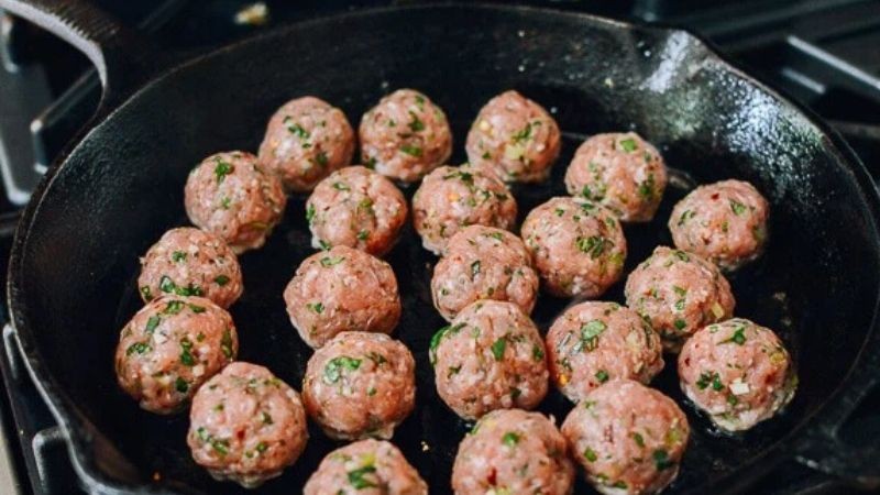 Vo tròn phần nhân thịt băm dư để nấu cùng nước dùng hoành thánh